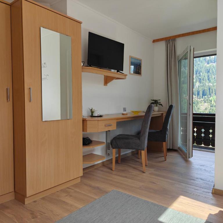 Pension Almhof - Doppelzimmer mit Balkon - 11