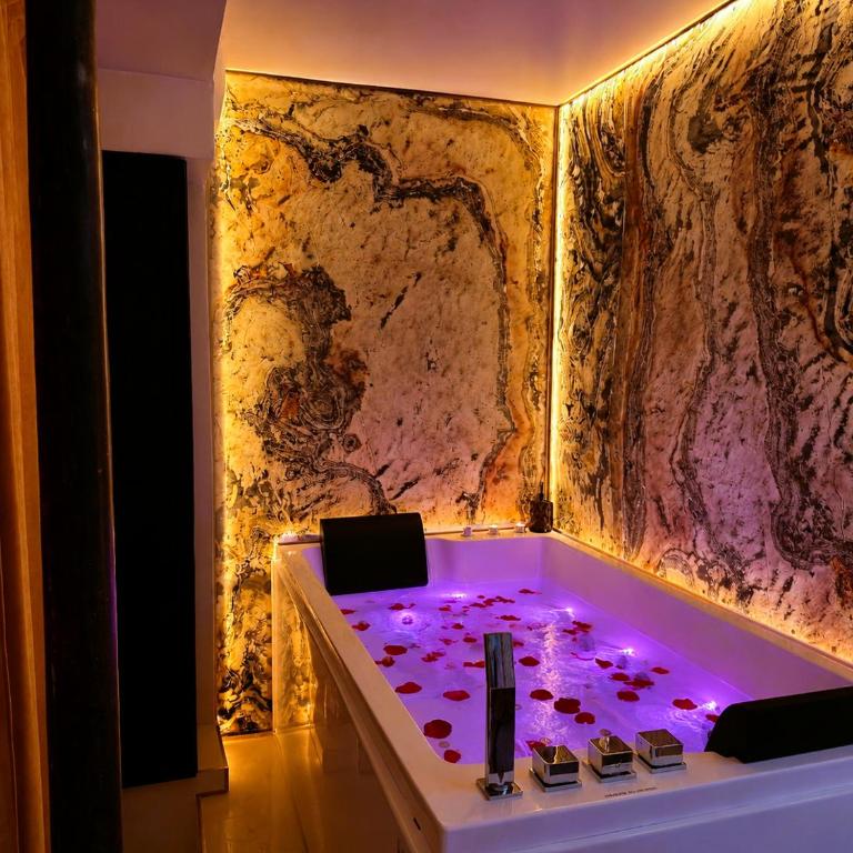 Champs-Elysées Loveroom & Spa - One-Bedroom Apartment with Spa Bath - 5