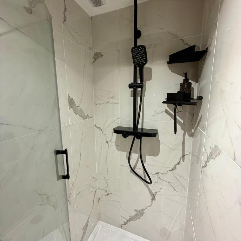 Champs-Elysées Loveroom & Spa - One-Bedroom Apartment with Spa Bath - 13