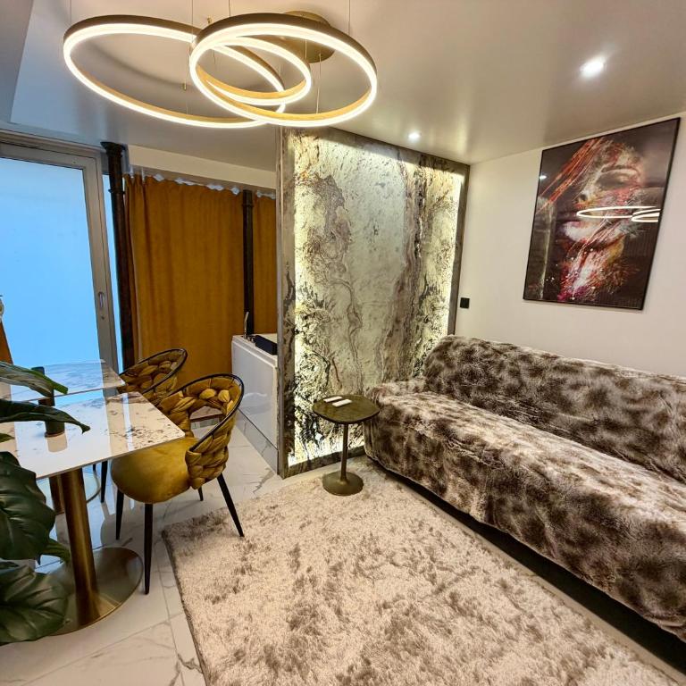 Champs-Elysées Loveroom & Spa - One-Bedroom Apartment with Spa Bath - 10
