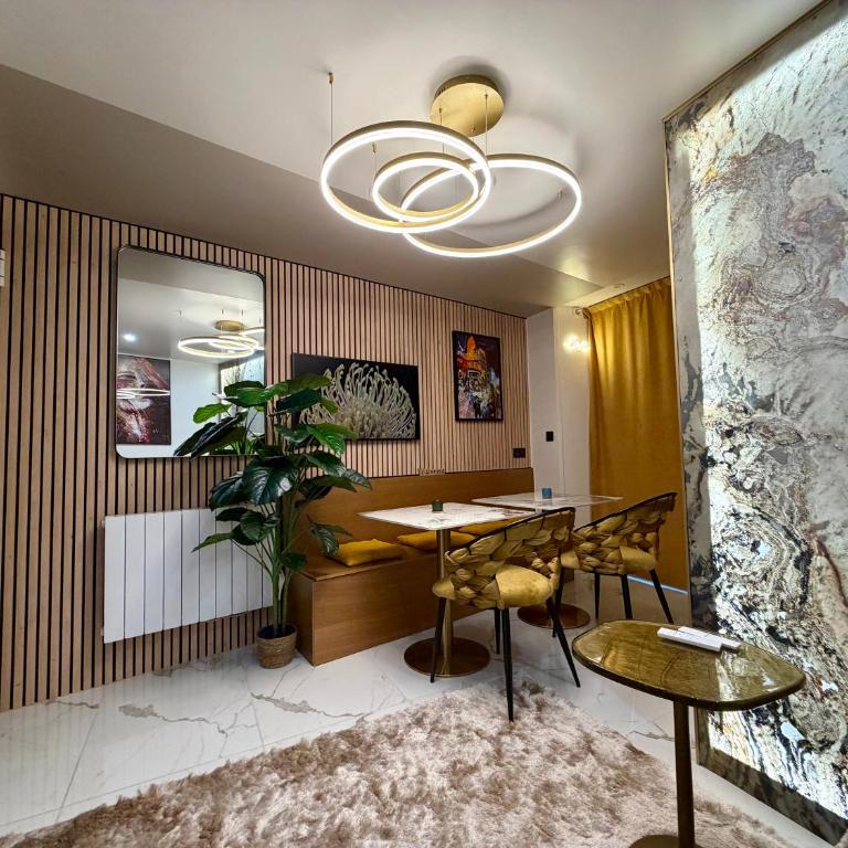Champs-Elysées Loveroom & Spa - One-Bedroom Apartment with Spa Bath - 15