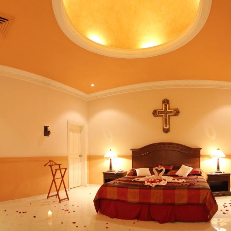 Hotel Boutique La Mision De Fray Diego - Master Suite with One King Bed & Spa Bath - Garden View - 4