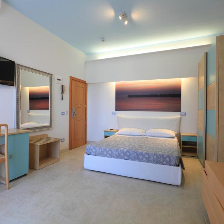 Art Hotel La Perla - Camera Tripla Superior con Vista Mare - 4