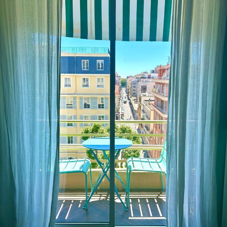 Spacieux studio Happy Home en dernier étage avec balcon à 7 minutes de marche du vieux Nice et de la mer - Appartement 1 Chambre - 1