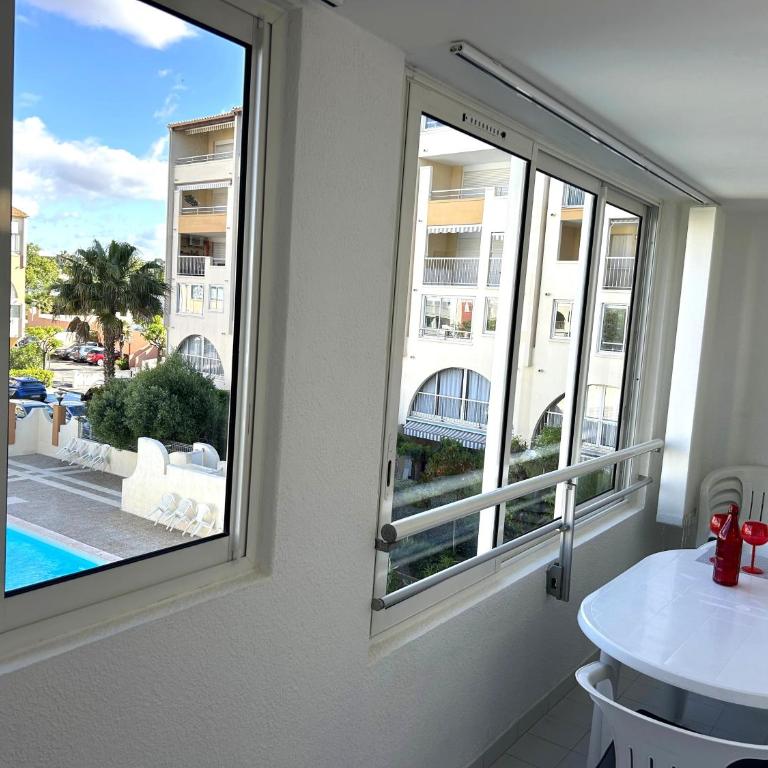 AQUAGOLF Jolie 2 Pièces cabine climatisée piscine proche plage Richelieu Cap d'Agde - Apartment mit 2 Schlafzimmern und Poolblick - 17