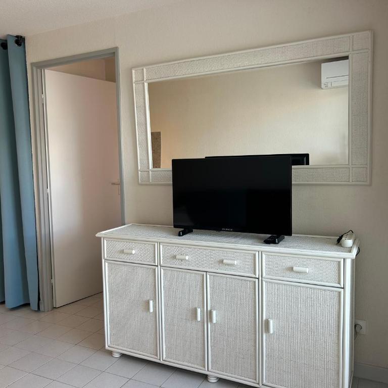 AQUAGOLF Jolie 2 Pièces cabine climatisée piscine proche plage Richelieu Cap d'Agde - Apartment mit 2 Schlafzimmern und Poolblick - 16