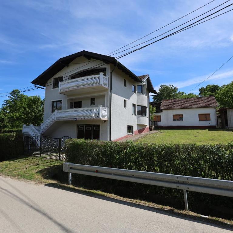 Bella holiday home Komadić prirode,mira,pravoga sela u neposrednoj blizini centra Banjaluke 4 km Garaža 4 sobe - Vila - 31