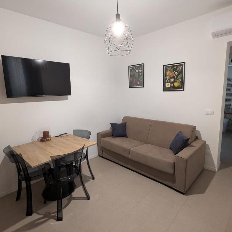 HomeCtGb91 - One-Bedroom Apartment - 2