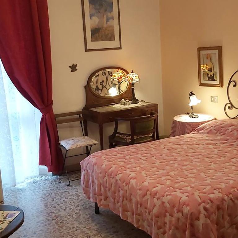 Cozy Charlotte's Room - Double Room with Private Bathroom - 13