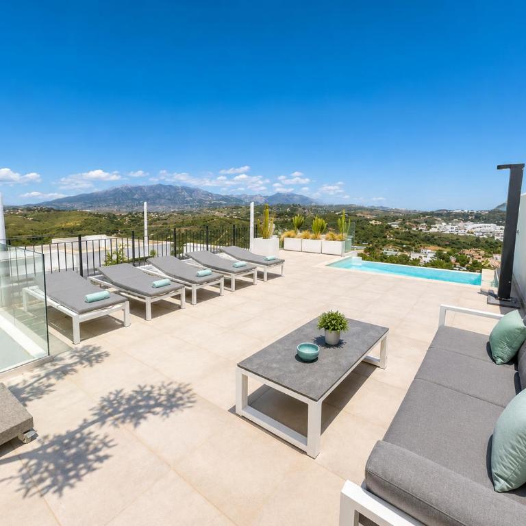 Luxury Penthouse with private pool, seaview solarium BBQ, Gym, paddle and free parking - Magnolia Properties - Apartamento - 32
