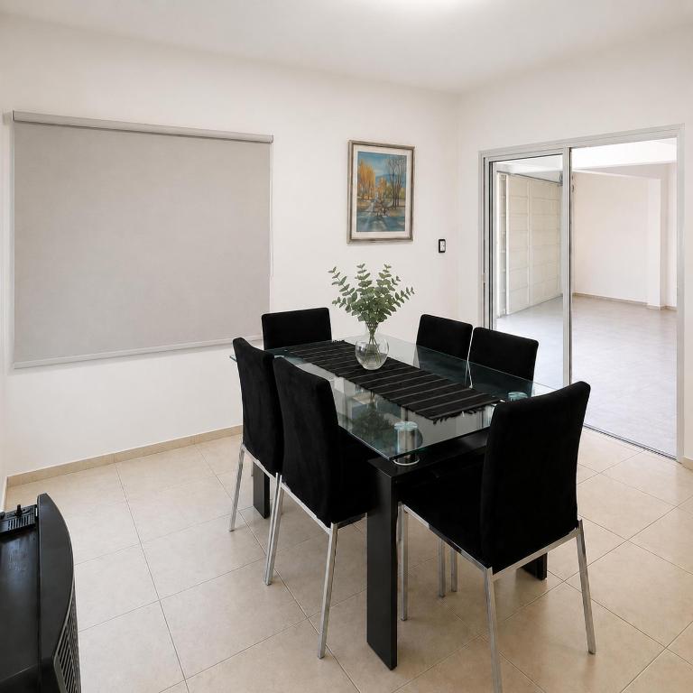 Casa Familiar con pileta 4 dormitorios Centro - Four-Bedroom House - 29