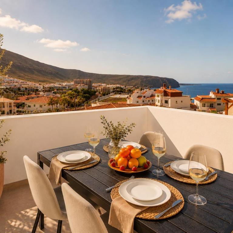 Sunny 2-bedroom duplex with terrace & ocean views in Los Cristianos - Apartamento de 2 dormitorios - 1