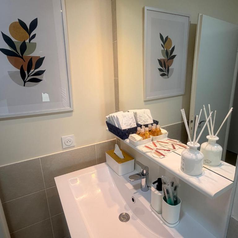Family's house - Villa proche de la vallée village et Disneyland paris ,2 parkings, air condition - Maison de Vacances 4 Chambres - 34