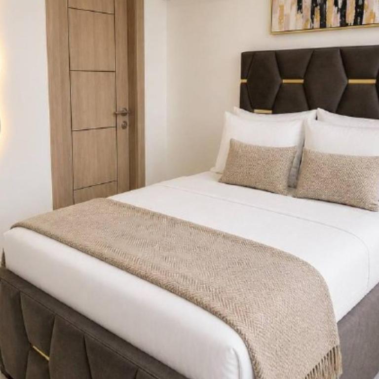 Elegante Apartamento en Torre Milenium La Aurora con Vista Urbana y Espacios Familiares Premium - Deluxe Suite - 20