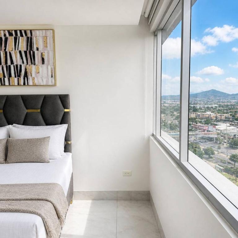 Elegante Apartamento en Torre Milenium La Aurora con Vista Urbana y Espacios Familiares Premium - Deluxe Suite - 26