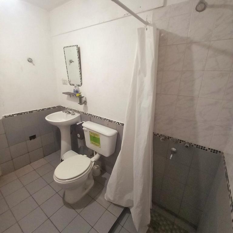 Huaka Hostel - Habitación Cuádruple con baño privado - 3