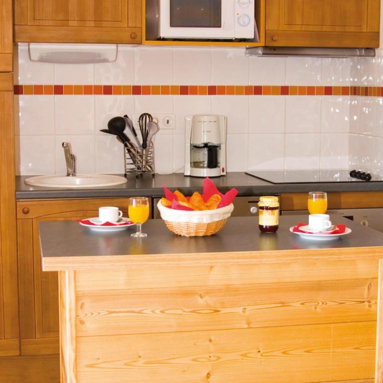 Ski Chalet Apartment for 6 - One-Bedroom Apartment - 9