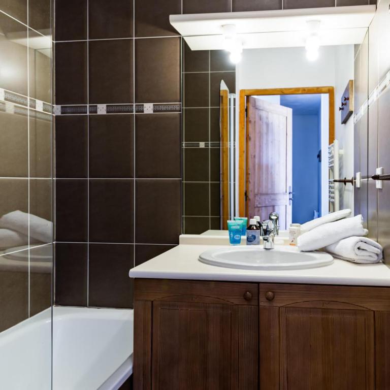 Ski Chalet Apartment for 6 - One-Bedroom Apartment - 8