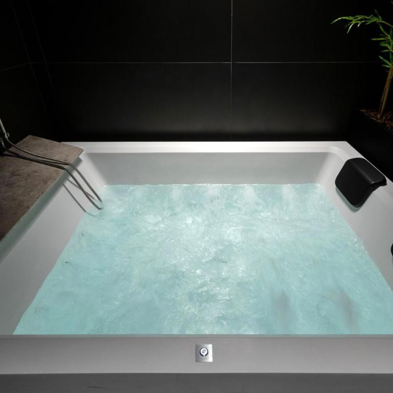 B Suite Spa - Superior King Room - 2