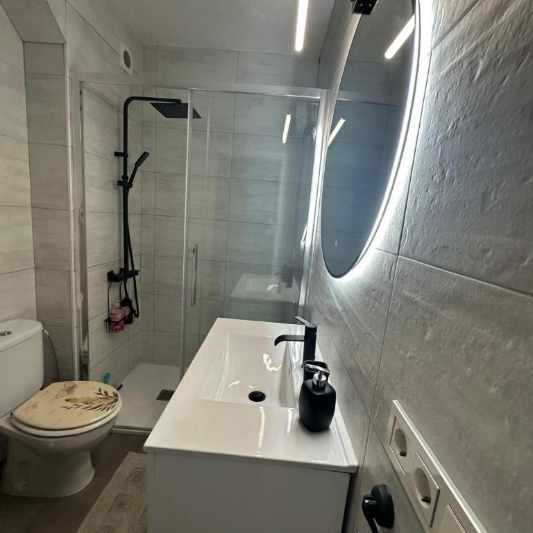 Happy Hideaway - Three-Bedroom Apartment - 19