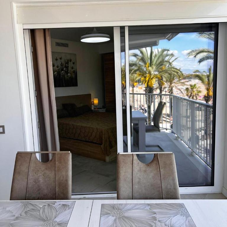 Apartamento Mauri Primera Línea del Mar - Three-Bedroom Apartment with Sea View - 20
