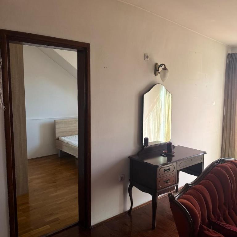 Creative Attic with Terrace & Garden -Podgorica - Apartman sa 1 Spavaćom Sobom - 23