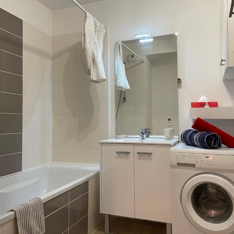 Apt PMR 2 chambres avec parking, proche tram - Appartement 2 Chambres - 24