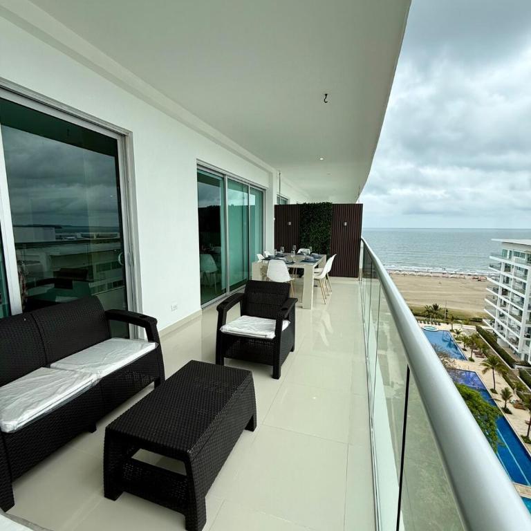 Apartamento exclusivo frente al mar salida directa - Three-Bedroom Apartment - 12