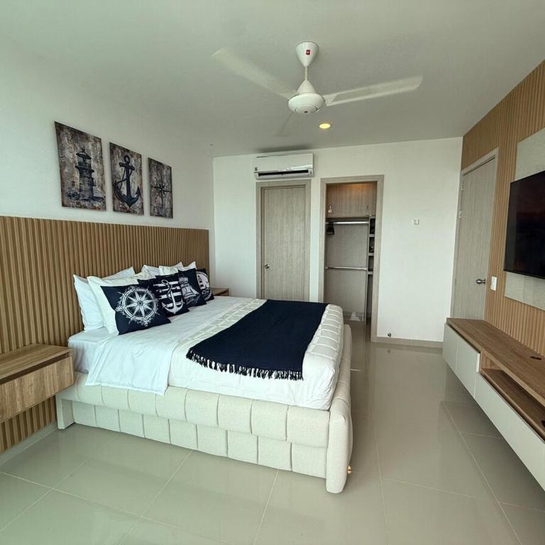 Apartamento exclusivo frente al mar salida directa - Three-Bedroom Apartment - 23