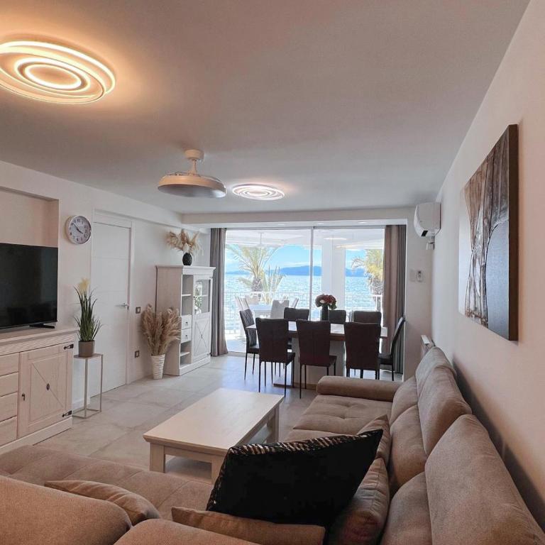 Apartamento Mauri Primera Línea del Mar - Three-Bedroom Apartment with Sea View - 24