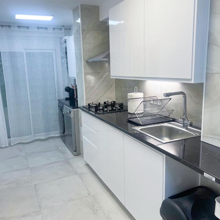 Apartamento Mauri Primera Línea del Mar - Three-Bedroom Apartment with Sea View - 25