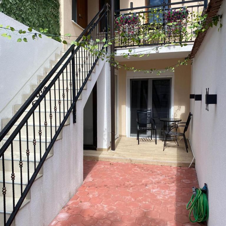 Melrose - One-Bedroom Apartment - 2