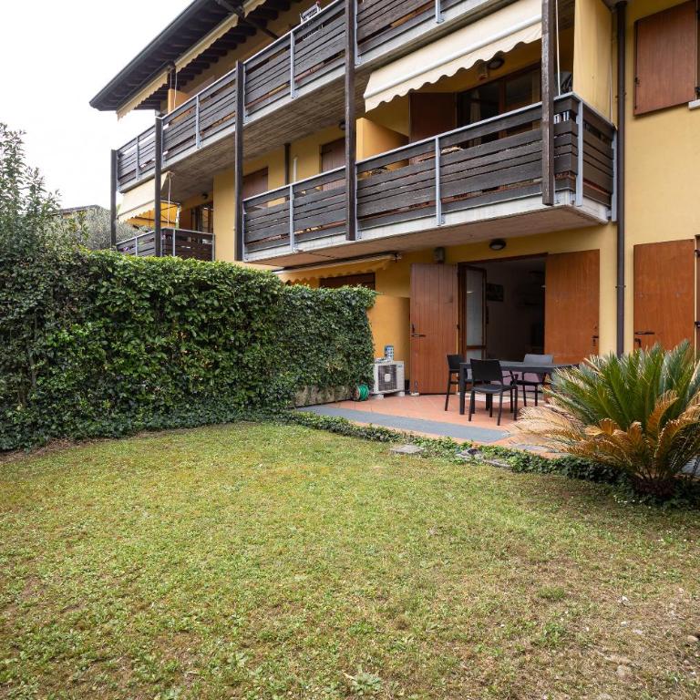 Desenzano apartment with garden, garage and pool - One-Bedroom Apartment - 12