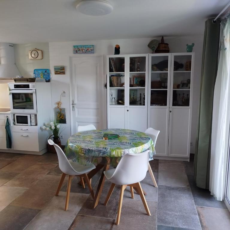T2 350m mer rez de jardin terrasse parking privé - Apartment mit 1 Schlafzimmer - 2