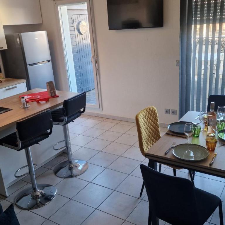 Beau duplex CAP CAMARGUE piscine 4 pers terrasse et parking dans résidence sécurisée - Appartement 2 Chambres - Vue sur Piscine - 56