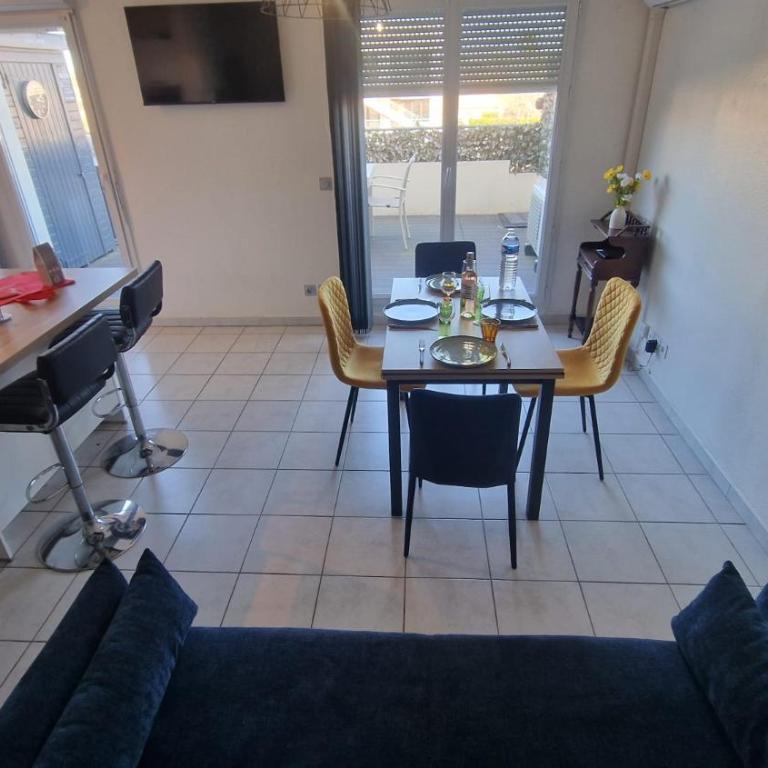 Beau duplex CAP CAMARGUE piscine 4 pers terrasse et parking dans résidence sécurisée - Appartement 2 Chambres - Vue sur Piscine - 35