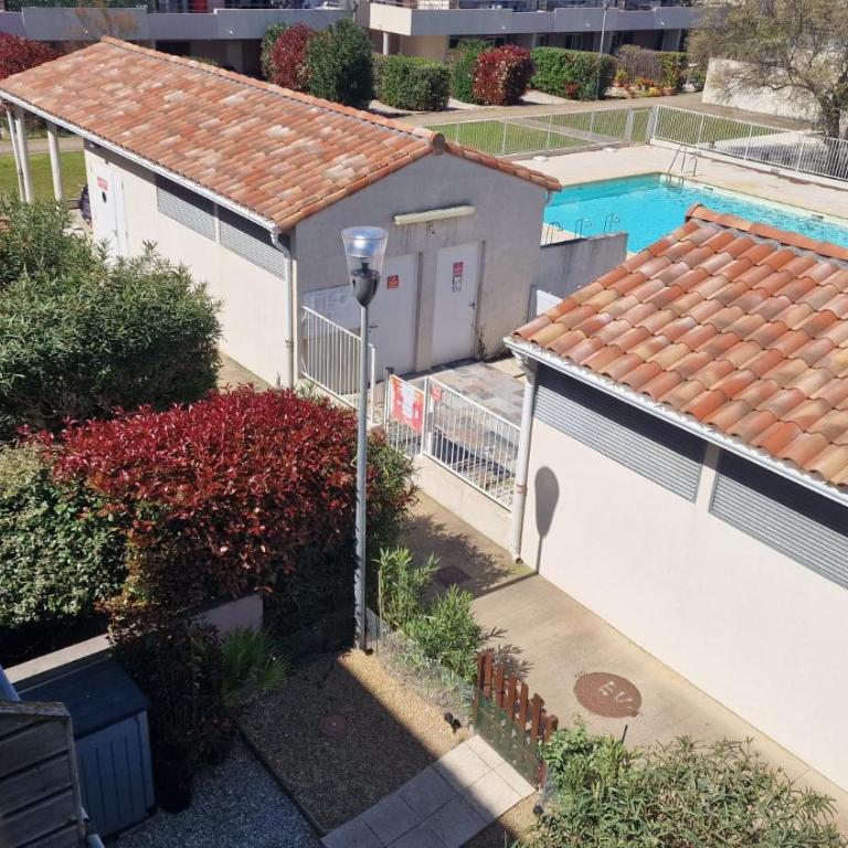 Beau duplex CAP CAMARGUE piscine 4 pers terrasse et parking dans résidence sécurisée - Appartement 2 Chambres - Vue sur Piscine - 9