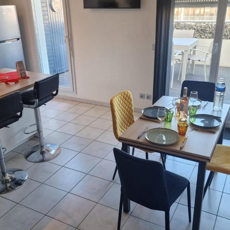 Beau duplex CAP CAMARGUE piscine 4 pers terrasse et parking dans résidence sécurisée - Appartement 2 Chambres - Vue sur Piscine - 52