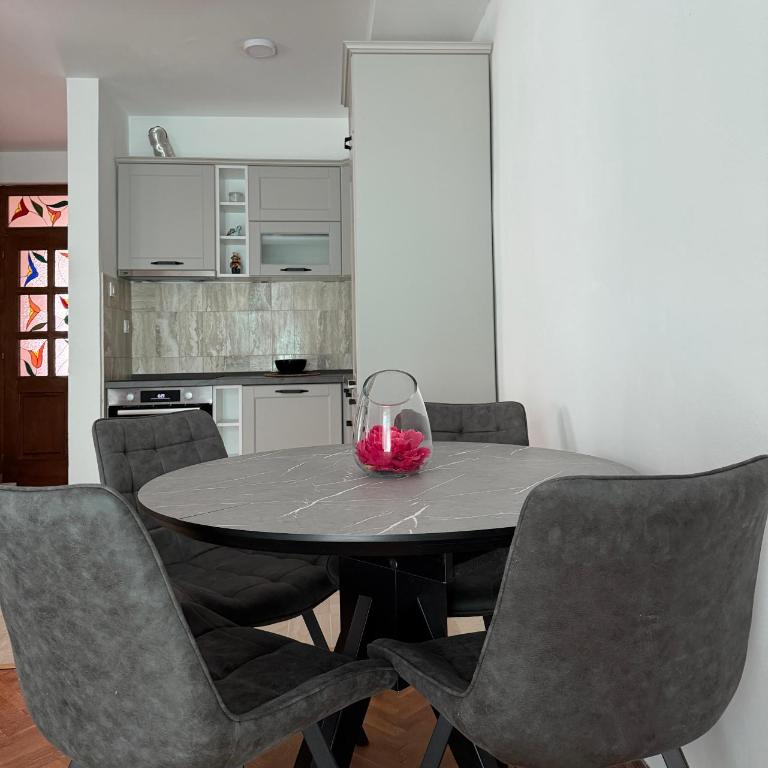 Djukanovic Apartments - Apartman s 2 Spavaće Sobe sa Balkonom i Terasom - 4