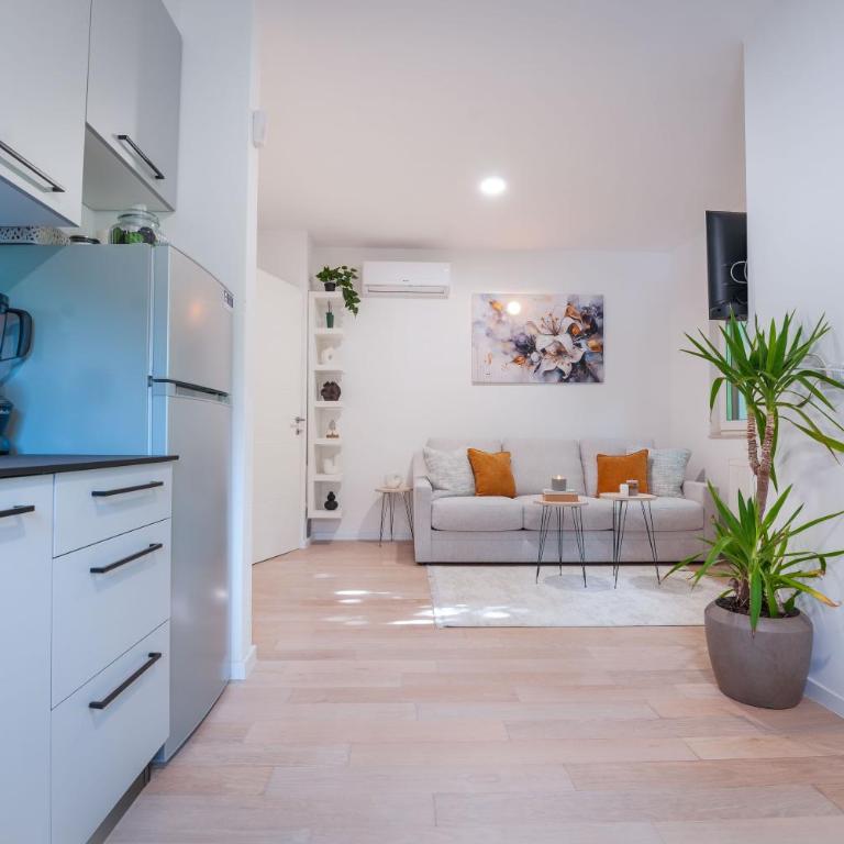 Golden Leaf Residence- Free parking and near the city center - One-Bedroom Apartment - 1