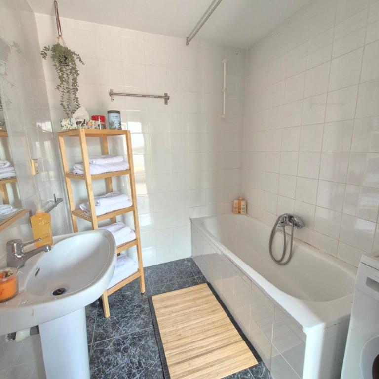 Ático Vintage con terraza en Madrid centro - Two-Bedroom Apartment - 34