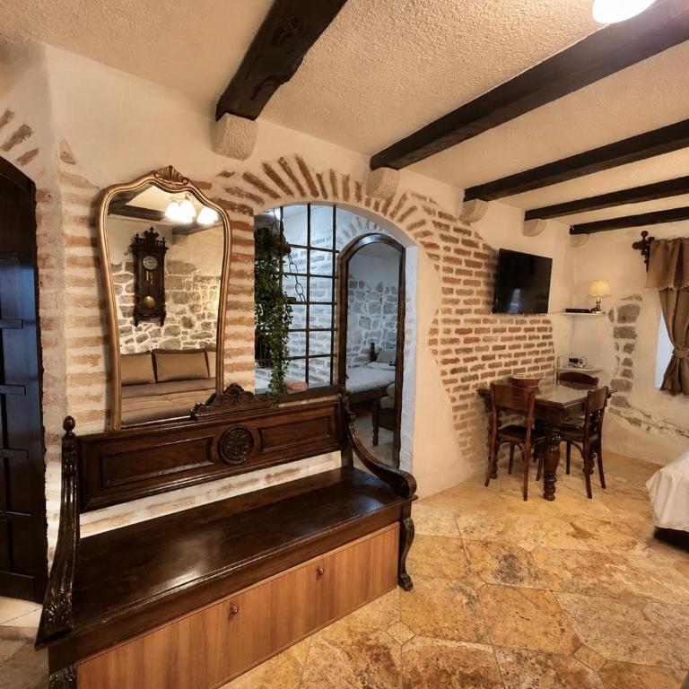 Hidden Garden Stone House Private Romantic Retreat in Budva Old Town - Two-Bedroom Apartment - 15