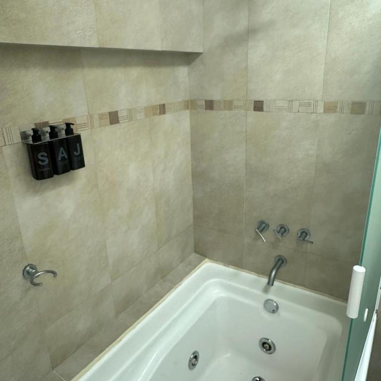 Apartamento hasta 4 personas con jardin, parrilla y, estacionamiento gratuito Ubicado cerca de la ciudad y, a 20 minutos del cerro Catedral - Apartamento con vistas al jardín - 23