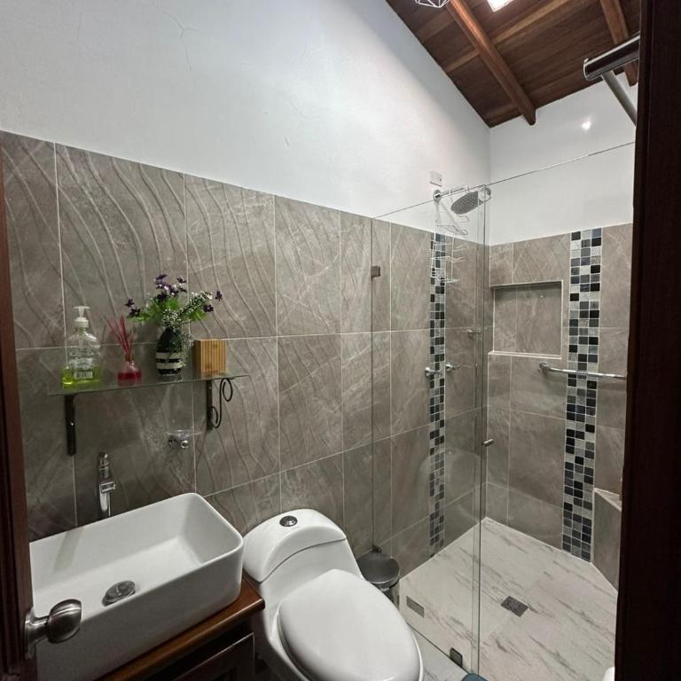 Apartamento amplio con balcón en Jardín, Antioquia - Apartamento de 3 dormitorios con balcón - 23