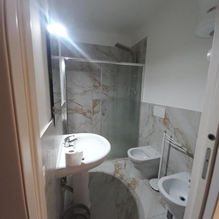 Scalia gest - Camera Matrimoniale Standard con Bagno in Comune - 3