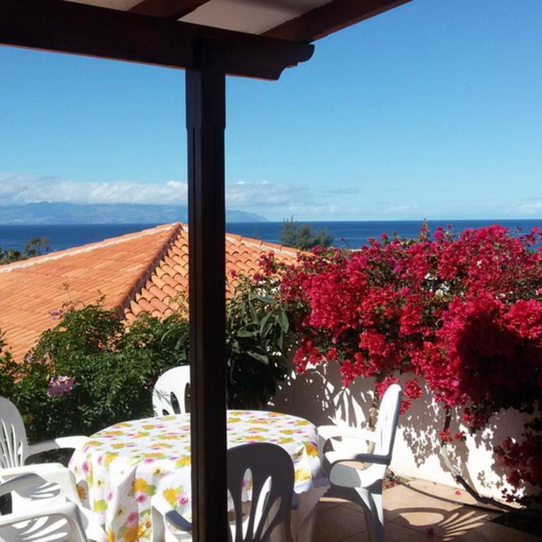 Bella 3-bedroom Villa with private pool and spacious patio overlooking ocean - Villa - 12