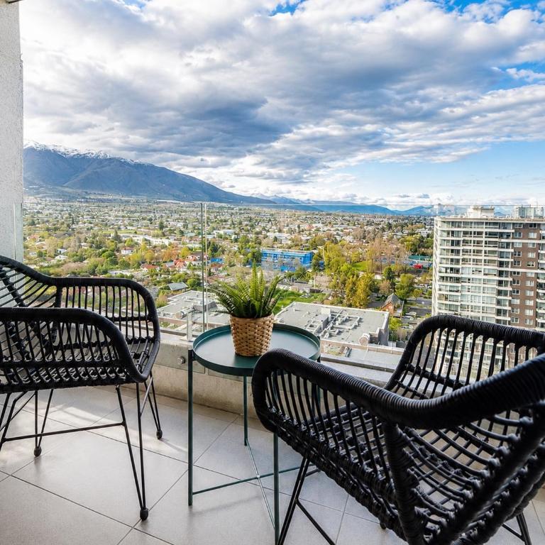 Vista Cordillera Piso 15 , Parking, Metro y Mall Plaza Egaña, Fast WIFI - Apartamento Deluxe de 2 dormitorios con balcón - 3