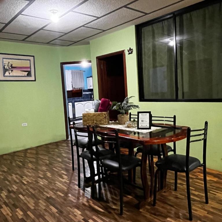 Amplio y cómodo departamento. - Three-Bedroom Apartment - 5