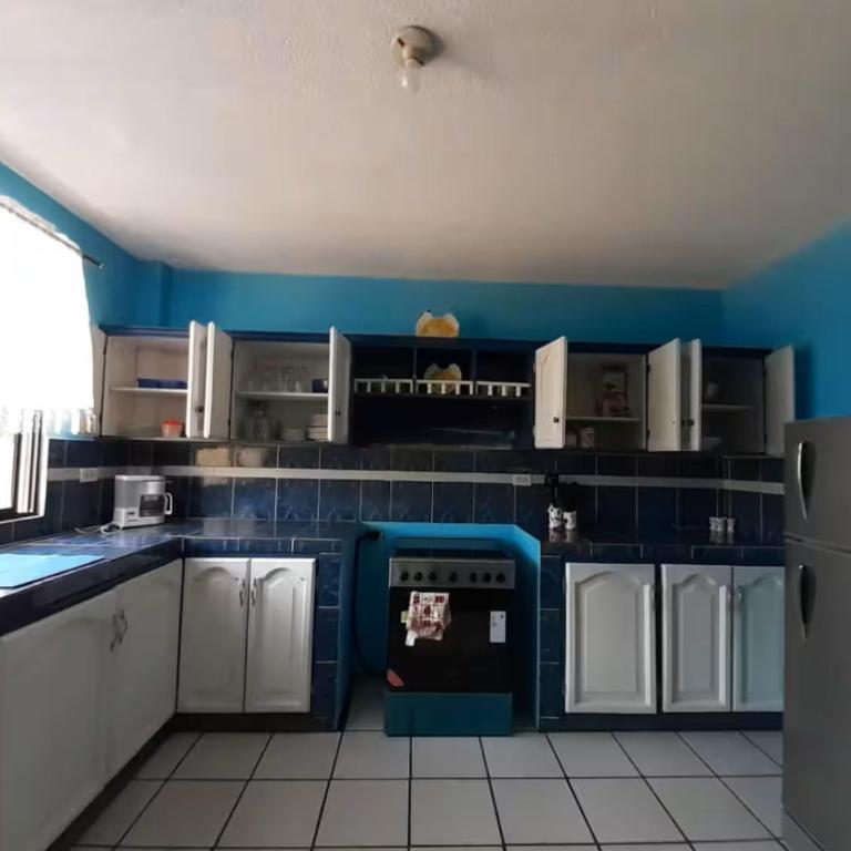 Amplio y cómodo departamento. - Three-Bedroom Apartment - 13
