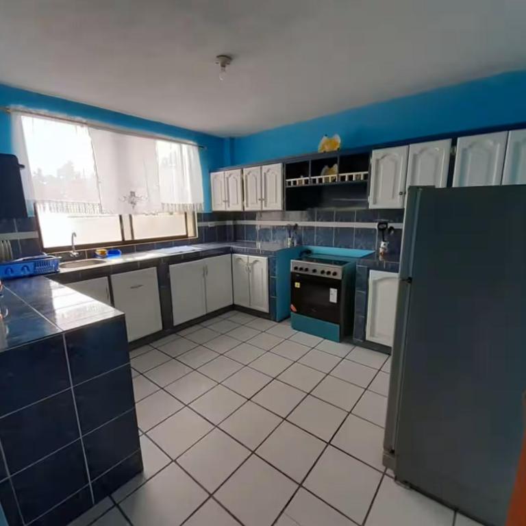 Amplio y cómodo departamento. - Three-Bedroom Apartment - 12
